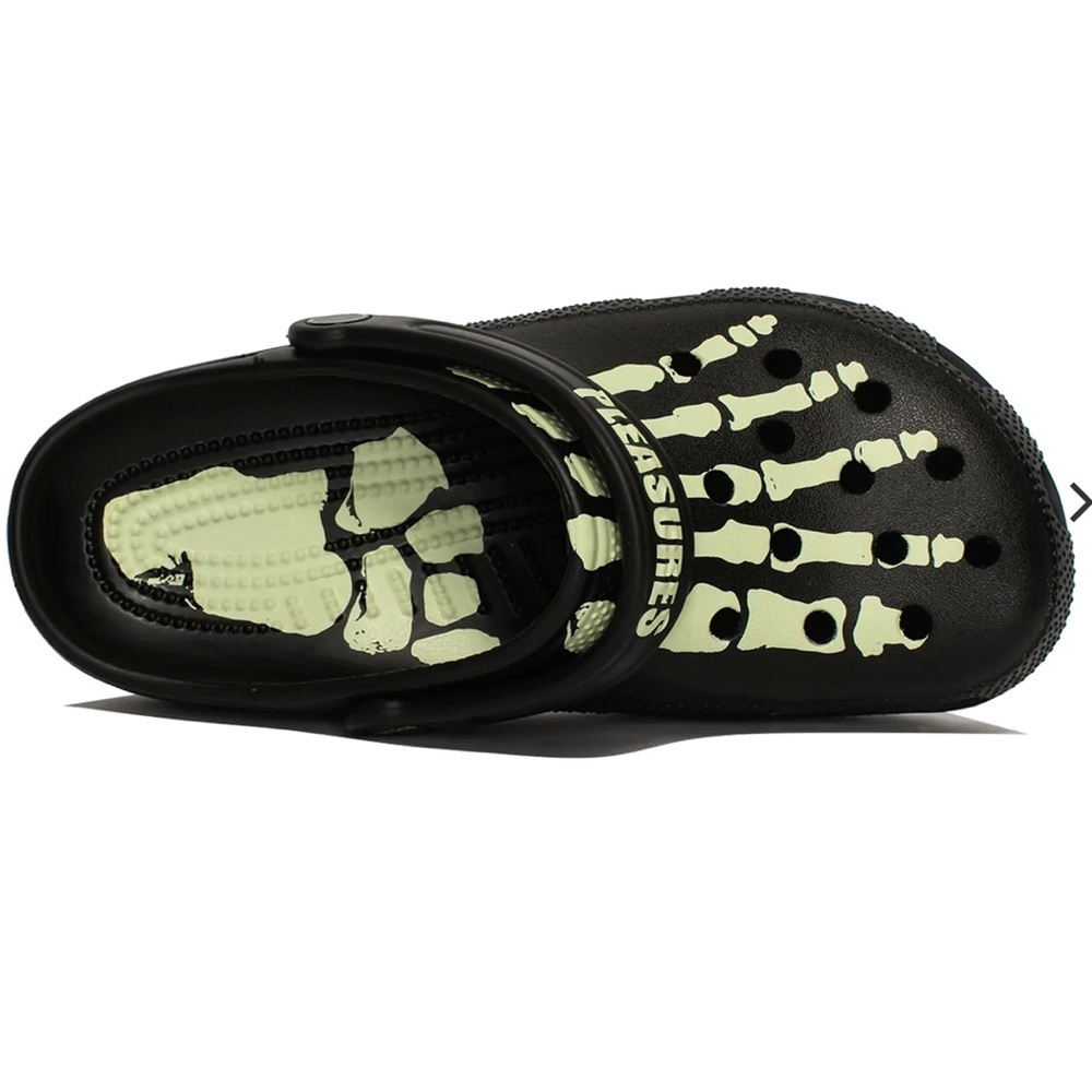 PLEASURES X CROCS BLACK CLASSIC CLOG